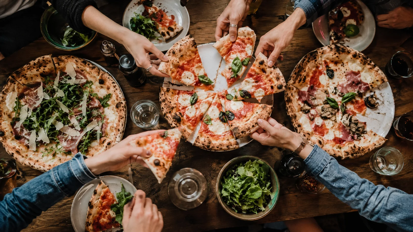 Persone che condividono pizza a tavola