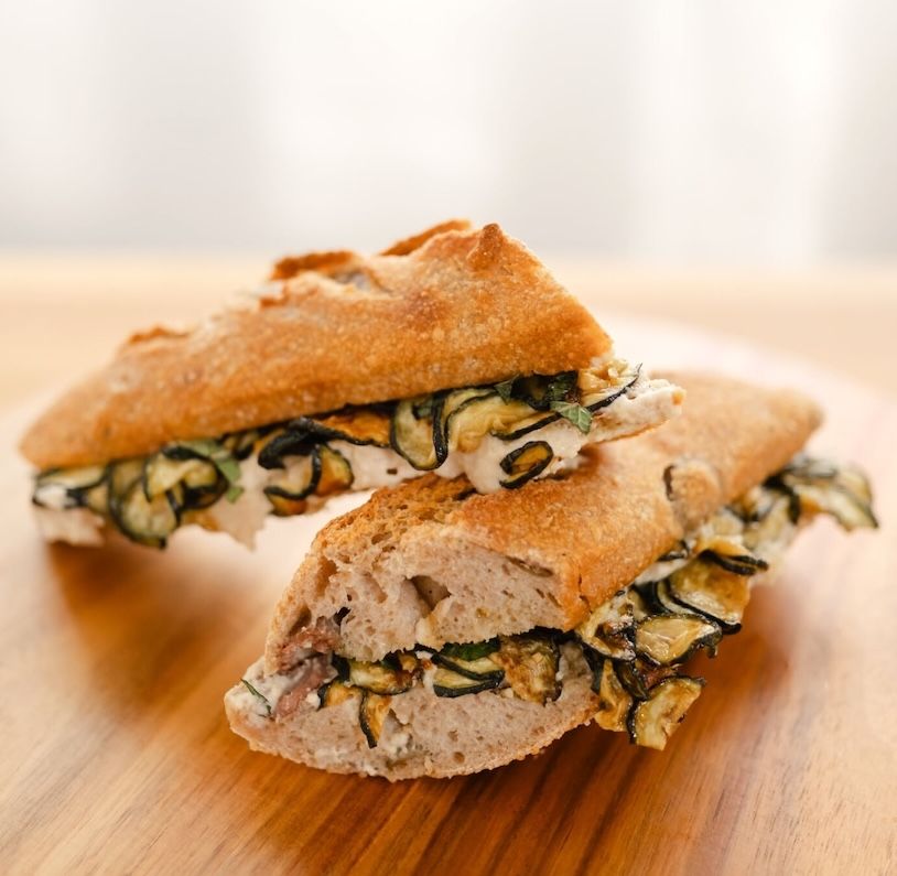 FILONCINI DI GRANO DURO CON PETRA EVOLUTIVA E TIMILIA, FARCITI CON CREMA DI ANACARDI E ZUCCHINE ALLA SCAPECE